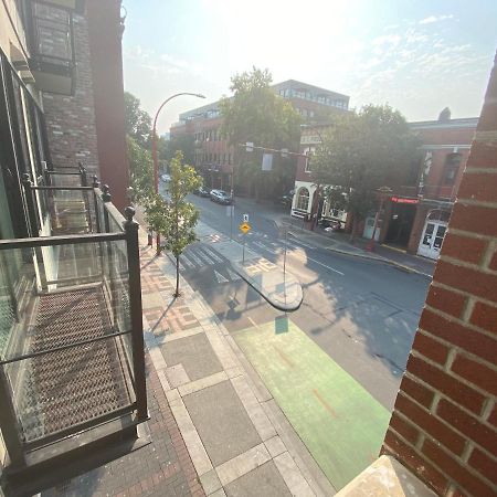 Downtown Heritage Condo With Parking Victoria Esterno foto
