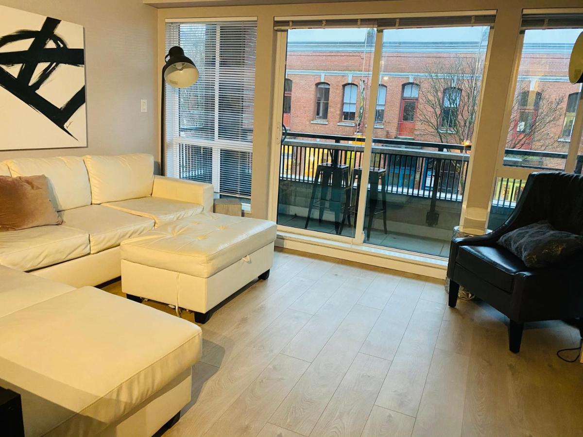 Downtown Heritage Condo With Parking Victoria Esterno foto