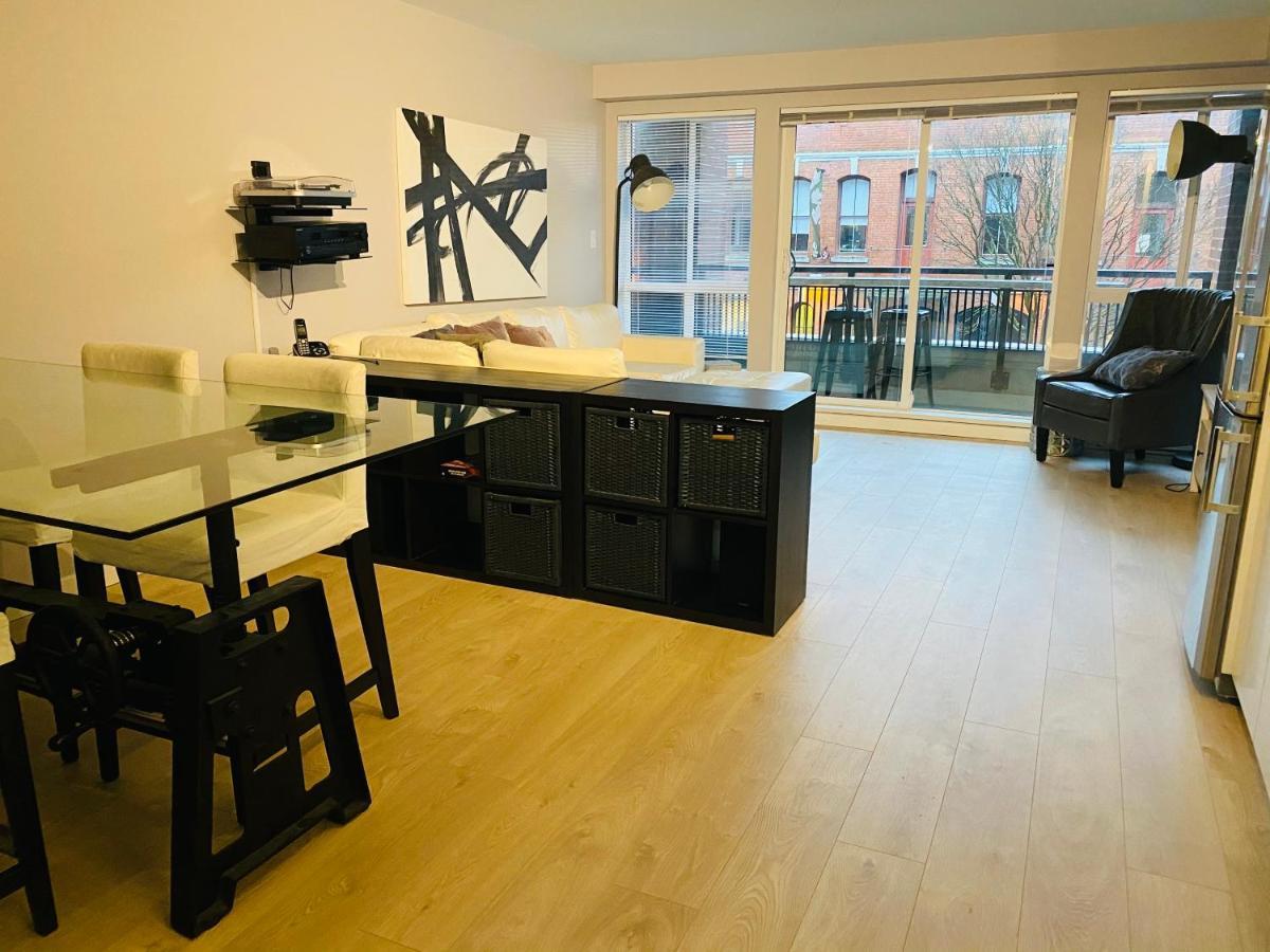 Downtown Heritage Condo With Parking Victoria Esterno foto