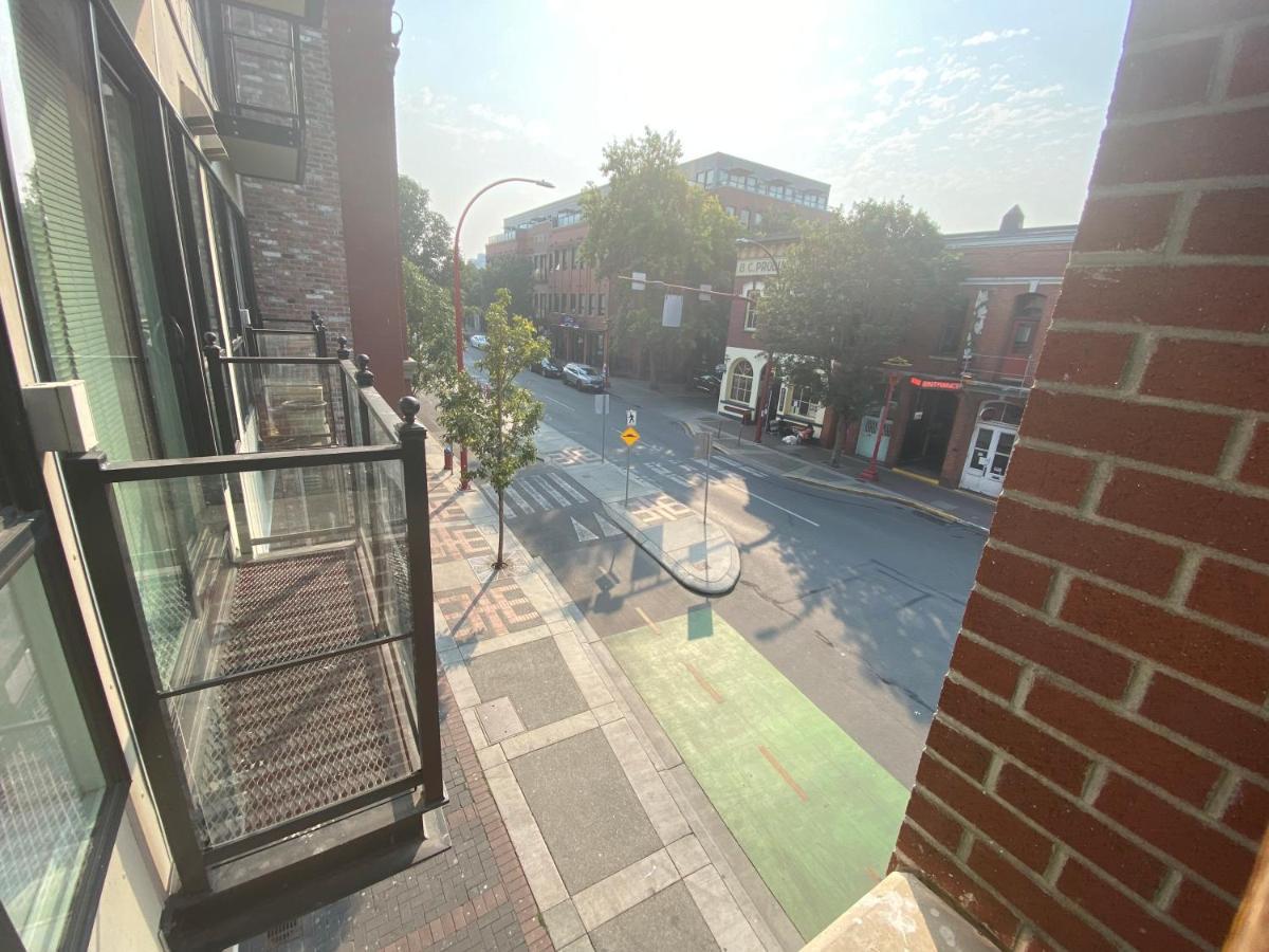 Downtown Heritage Condo With Parking Victoria Esterno foto
