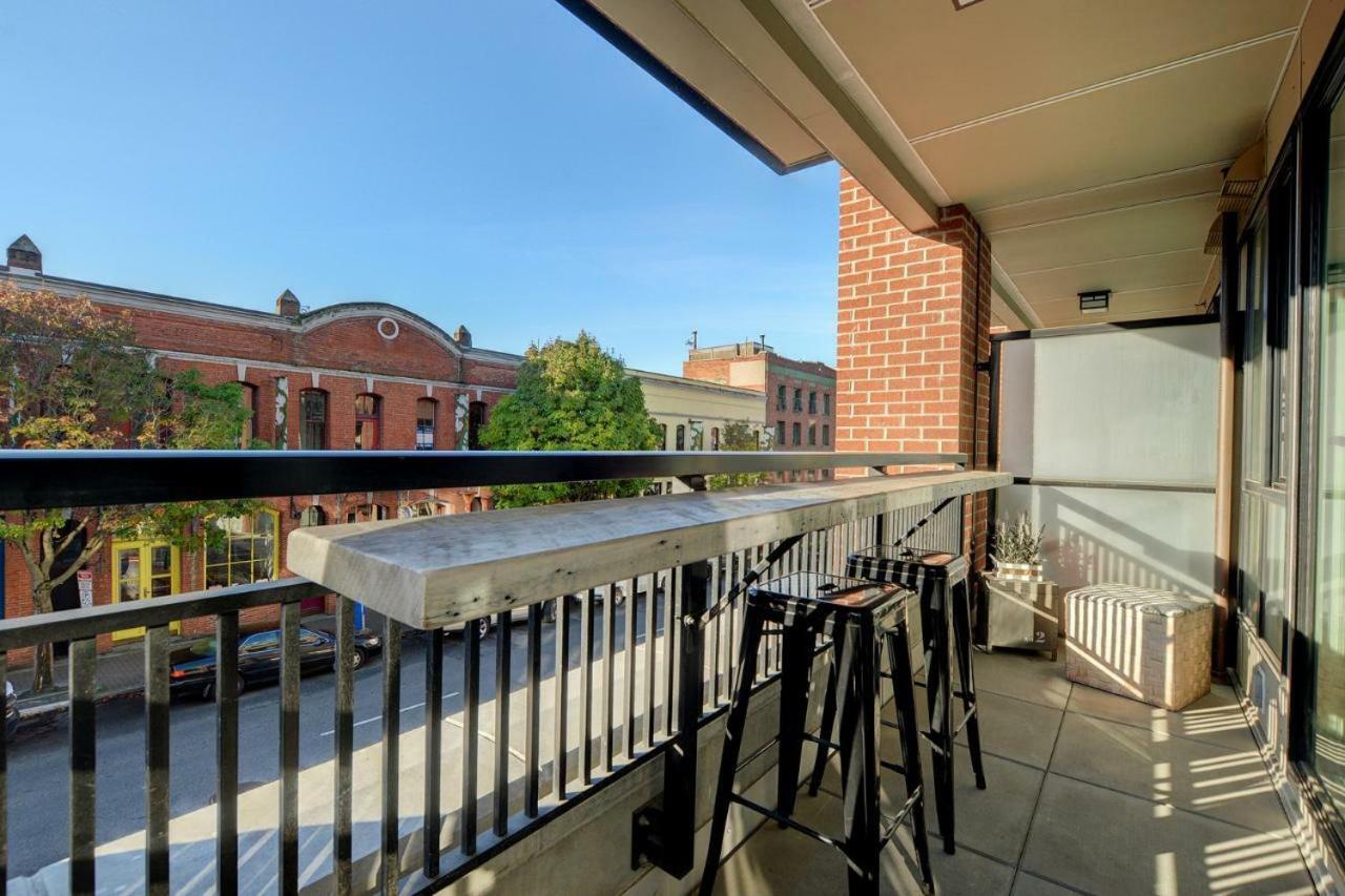 Downtown Heritage Condo With Parking Victoria Esterno foto