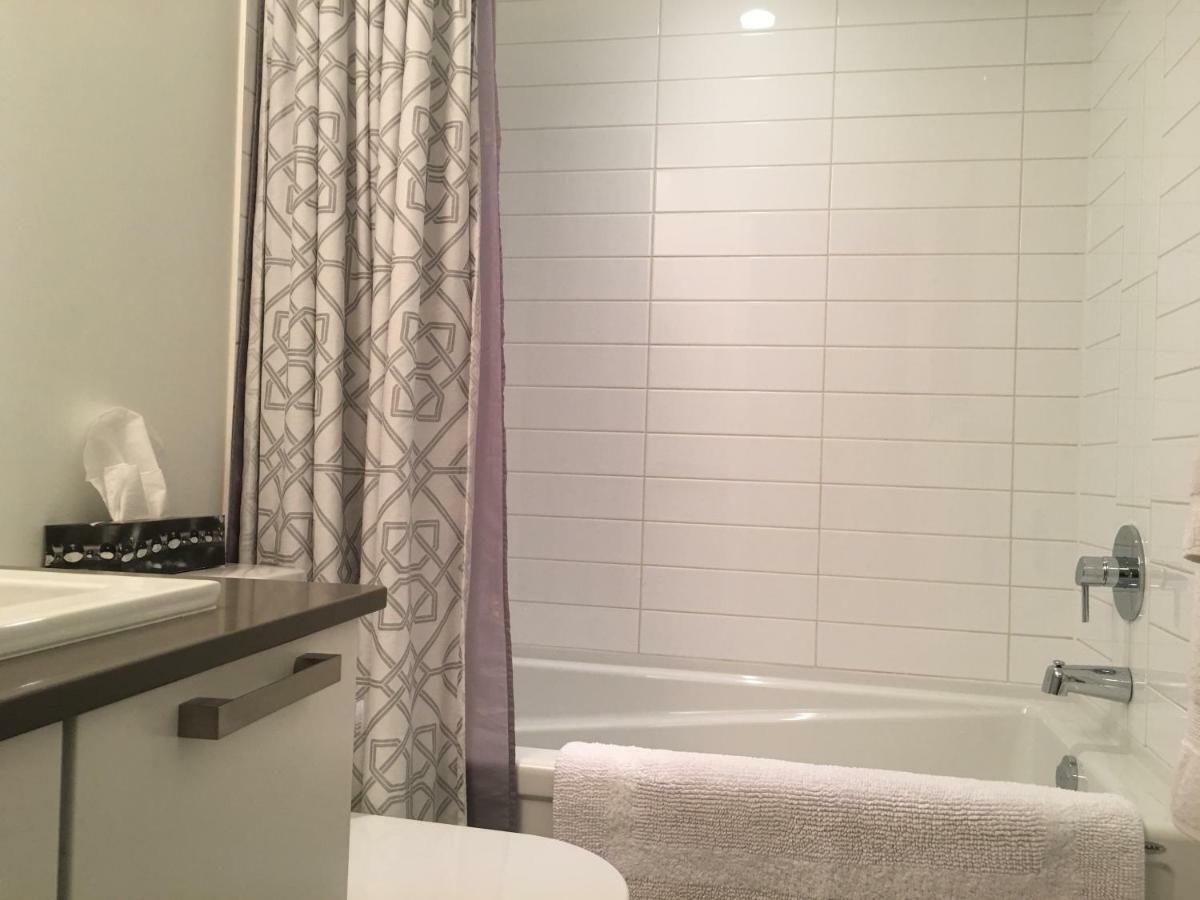 Downtown Heritage Condo With Parking Victoria Esterno foto