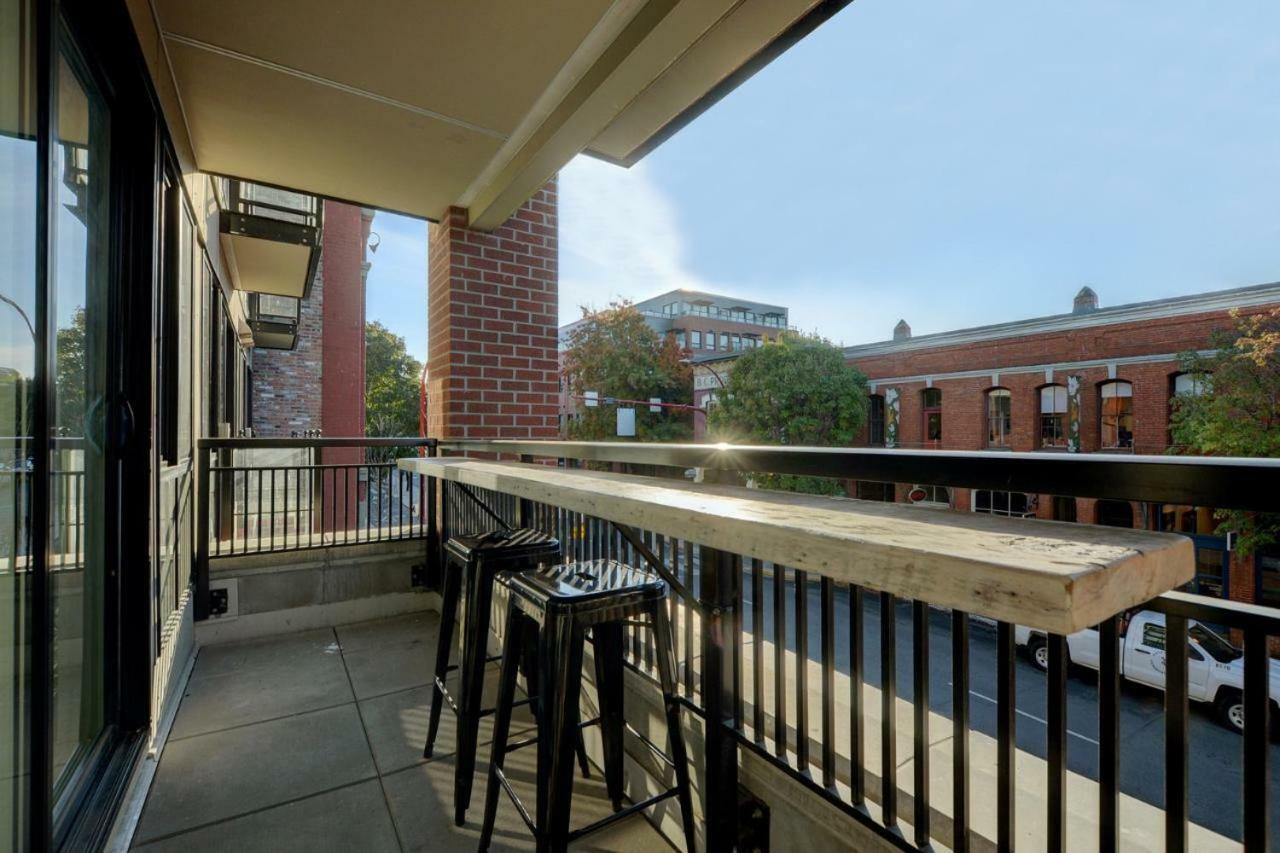 Downtown Heritage Condo With Parking Victoria Esterno foto